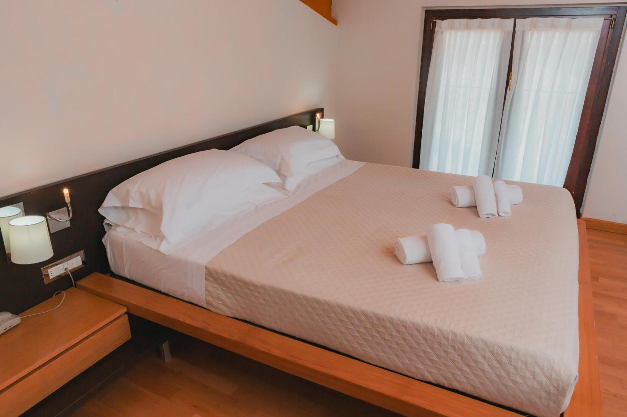 Ahg Donna Silvia Wellness Hotel Manerba del Garda Exterior foto